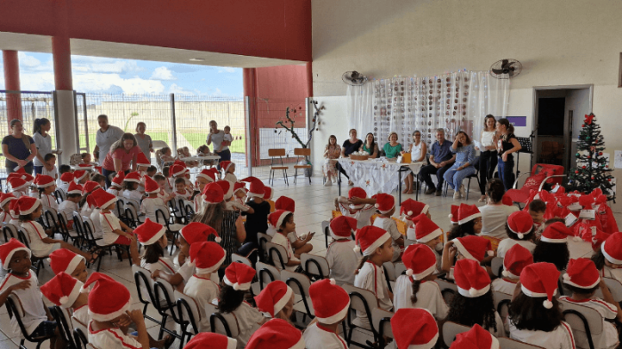 Escola Osni Assis Pereira recebe Papai Noel à tarde
