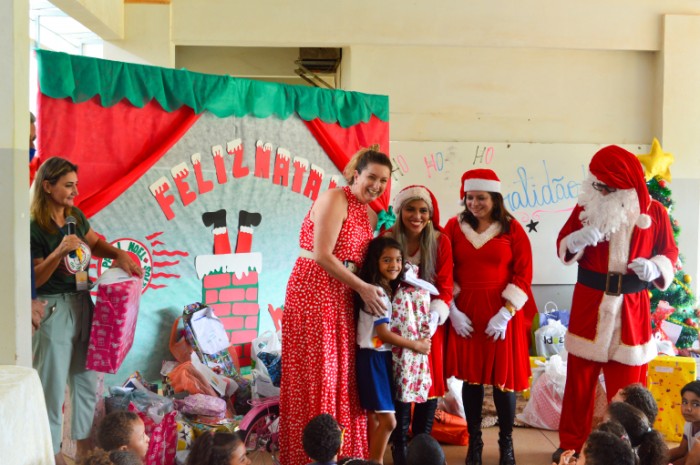Alunos da ETI Marcos Freire recebem presentes da campanha Papai Noel dos Correios