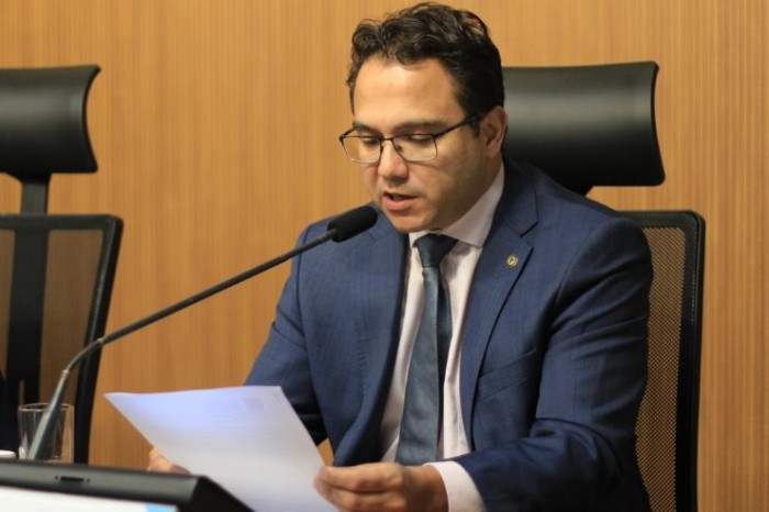 Deputado Pedrossian Neto lê relatório na CCJR.