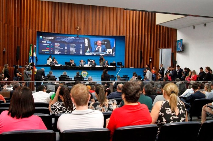 A sessão tem início às 9h e pode ser acompanhada presencialmente ou através dos canais de comunicação da Casa de Leis