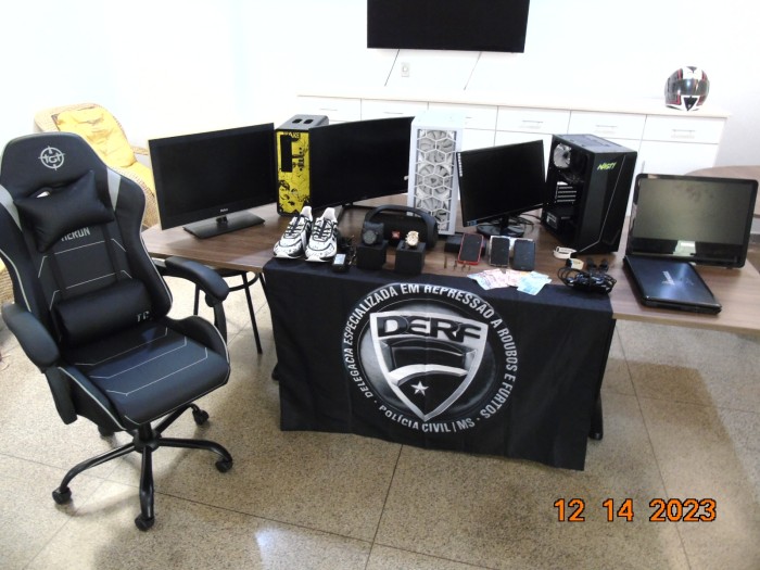 Polícia Civil prende dupla de traficantes que aplicavam golpes na internet utilizando dados clonados de cartão de crédito em Campo Grande