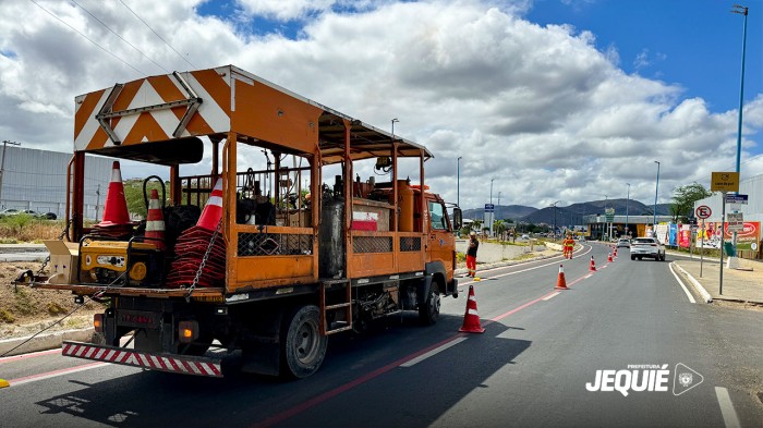Prefeitura de Jequié promove revitalização da ciclofaixa da Avenida César Borges e melhorias na sinalização horizontal avançam na cidade
