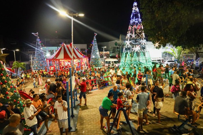 Atrações gratuitas marcam o final de semana em Candeias; decoração natalina encanta moradores