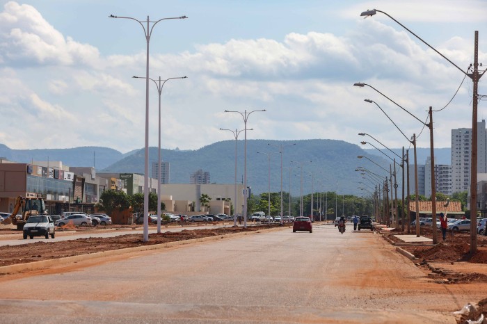Avenida LO-9 começa receber calçadas, postes e grama no canteiro central