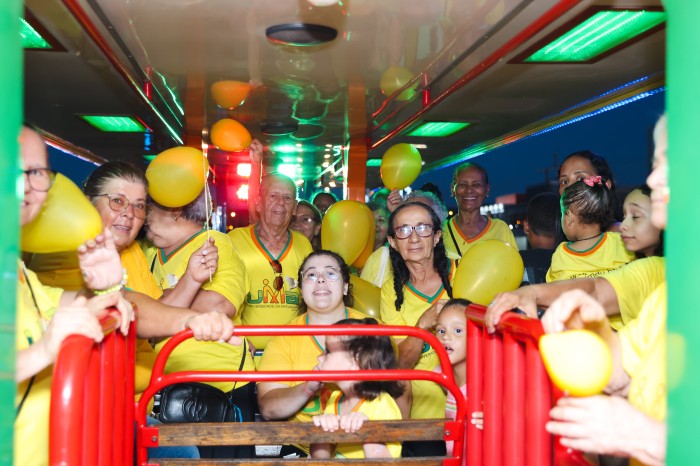 Embalo natalino da Carreta Encantada une gerações de todas idades