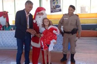 Papai Noel dos Correios entrega presentes aos alunos da Escola Municipal Benedita Galvão