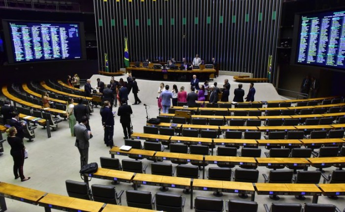 Câmara analisa pedidos de urgência para projetos de lei; acompanhe