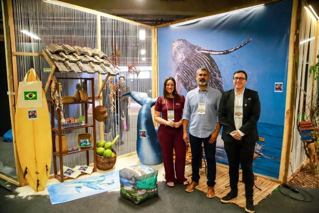 Prefeitura de São Sebastião divulga avistamento de baleias jubartes no 7º Salão Nacional do Turismo