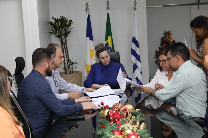 Cinthia Ribeiro assina contrato com a UFT para a realização de concursos da Prefeitura de Palmas