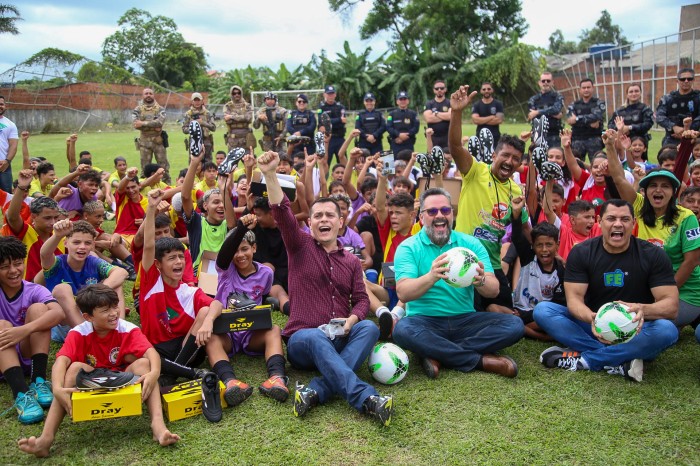 Segurança Pública realiza ação de Natal com entrega de presentes e materiais esportivos