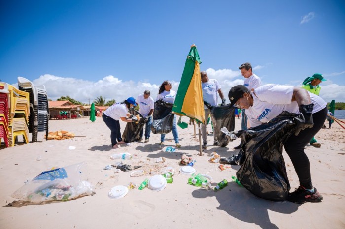 Contribuição de banhistas é essencial para manter limpeza das praias