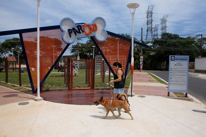 ‘ParCão’ é aberto em Nova Iguaçu para diversão de animais de estimação