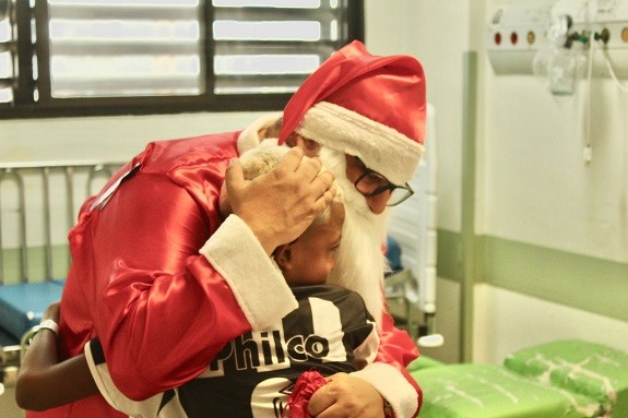 Visita especial! Papai Noel leva alegria para crianças internadas no Hospital Irmã Dulce