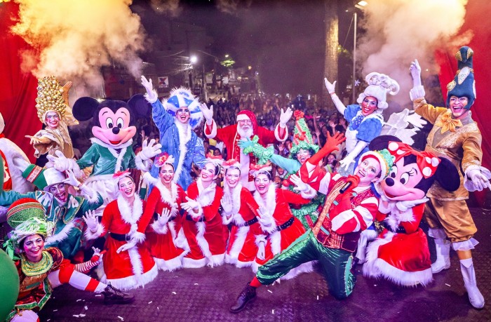 Famílias candeenses vibram com o show especial de Natal na praça Dr.Gualberto