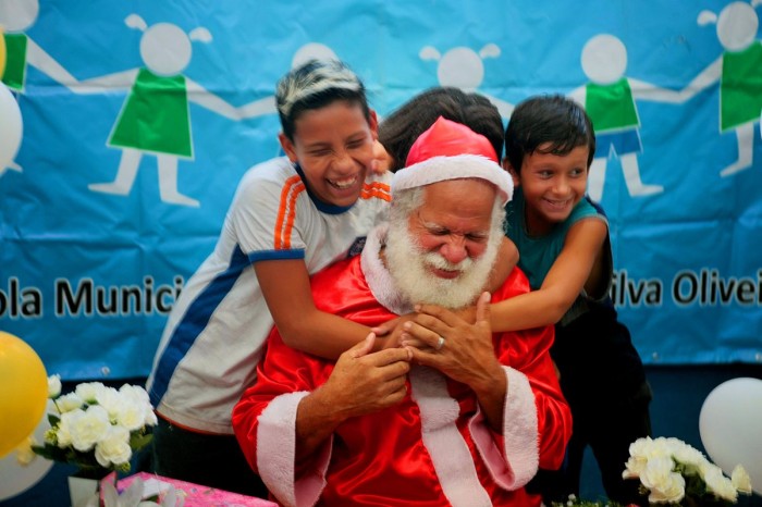 Alunos de escola de Nova Iguaçu comemoram Natal com grande festa