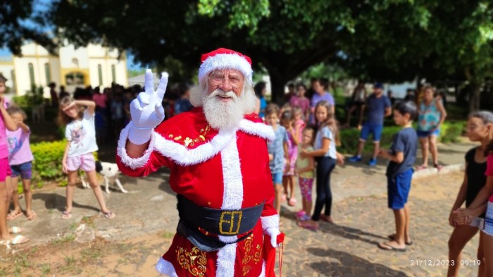 IBAITI - Caravana do Papai Noel distribui presentes para crianças nos bairros rurais