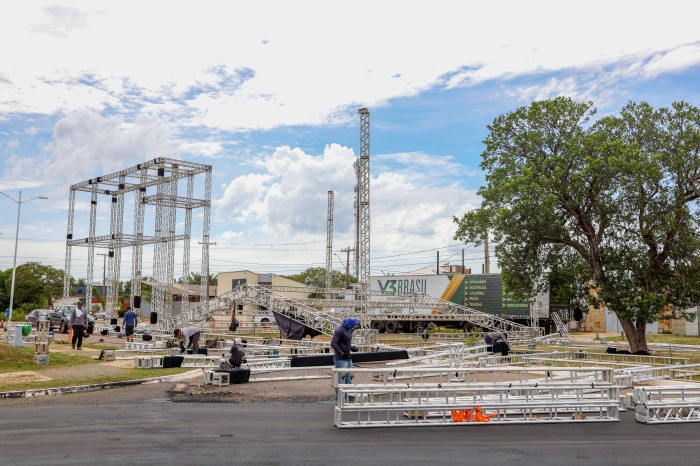 Começa montagem do palco da festa da virada na Praia da Graciosa