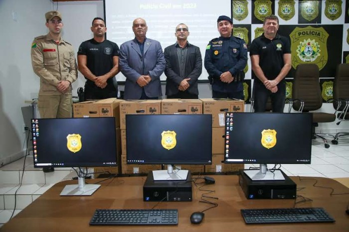 Governo do Estado entrega 200 computadores e uma van para a Polícia Civil do Acre