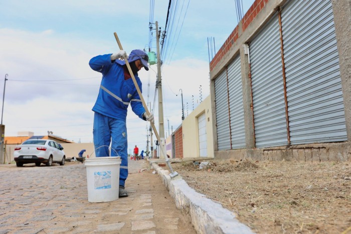 Mutirão de limpeza reforça bem-estar dos moradores do bairro Vale Dourado 