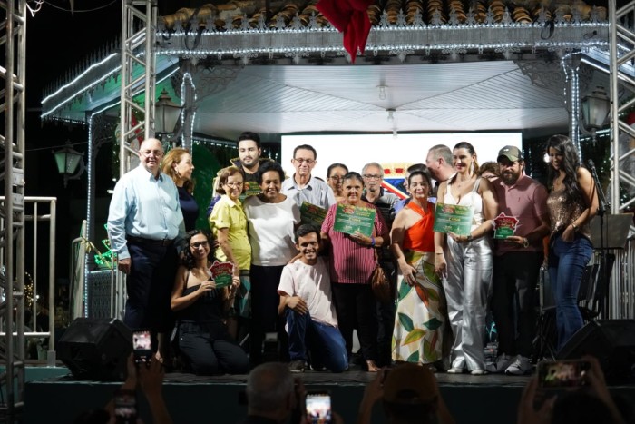 Prefeitura entrega premiação do concurso Natal Iluminado