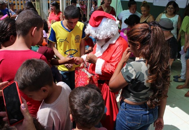 Crianças recebem presentes da campanha