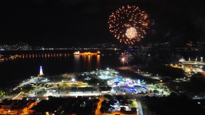 São Sebastião atrai 1,5 milhão de pessoas para celebrar o Ano Novo nas praias