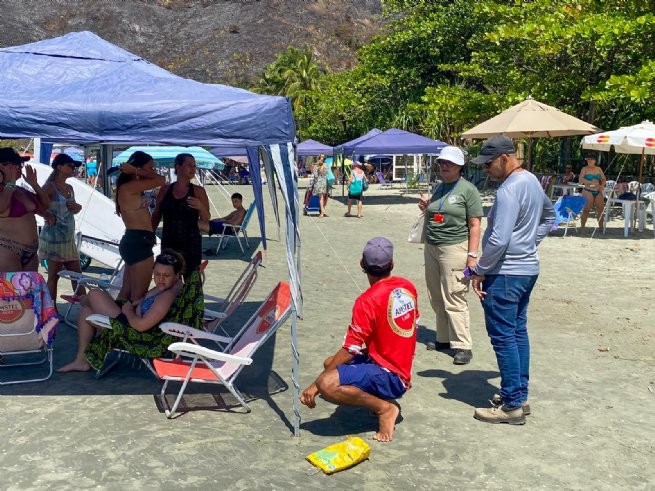 Agentes ambientais participam de caminhada ecológica na Praia de Barequeçaba