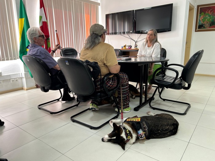 Secretaria da Assistência Social discute acessibilidade e inclusão de pessoas com deficiência por meio de animais de suporte