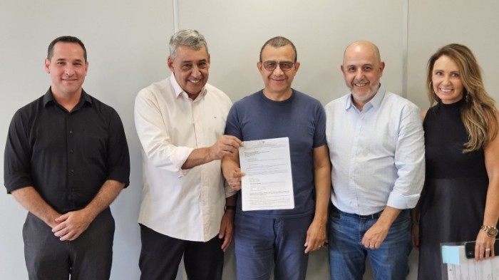 Secretário Carlos Gomes (C) ressaltou que entrega dos títulos de propriedade representa uma valorização das comunidades -Foto: Gabriel Dias/Ascom Sehab