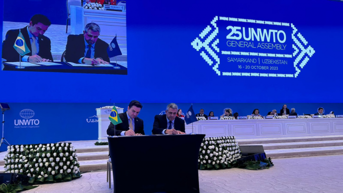 Ministro do Turismo, Celso Sabino e o secretário-geral da OMT, Zurab Pololikashvili assinam acordo. Crédito: MTur