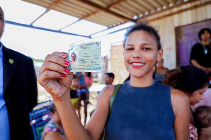 Estado entrega cem carteiras de identidade em bairro de Rio Branco: ‘Chegou no momento que eu mais estava precisando’