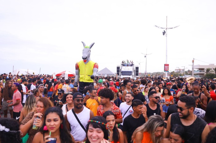 Primeiro domingo de Pré-Carnaval no prolongamento da Avenida Litorânea arrasta multidão para acompanhar shows na orla da capital