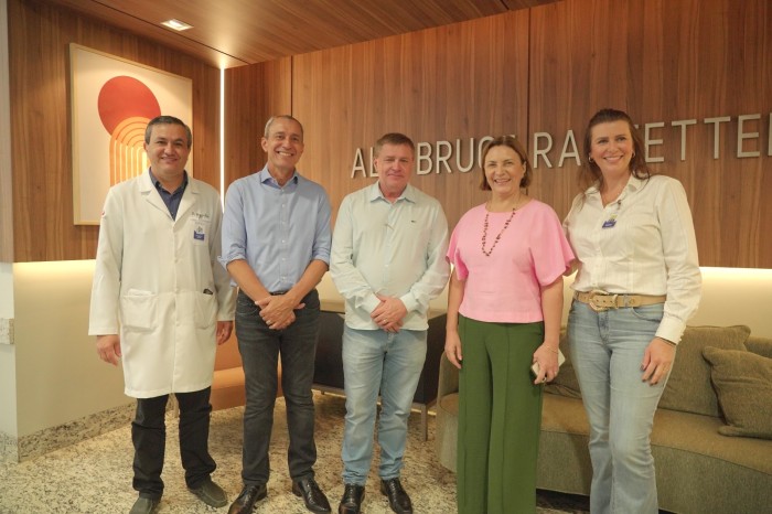 Prefeito Miguel Vaz discute ampliação do HSL durante visita