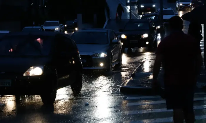 Milhares de pessoas ficam sem energia após temporal em São Paulo