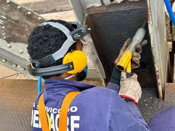 Governo conserva Ponte Metálica com remoção de ferrugem da estrutura de mais de 50 anos