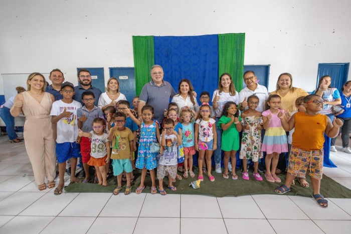 Carretinha da Saúde: mais de 100 óculos são entregues a crianças do litoral piauiense