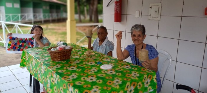 Idosos na Vila do Ancião produzem artesanato como forma de terapia 