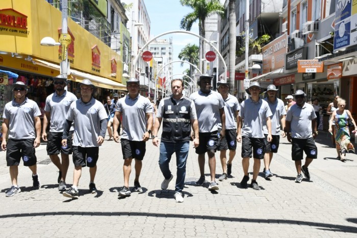 Agentes do Controle Urbano de Nova Iguaçu de uniforme novo para o verão