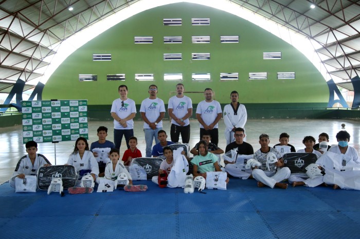 Secretaria de Segurança Pública entrega materiais esportivos para escola de taekwondo na Cidade do Povo