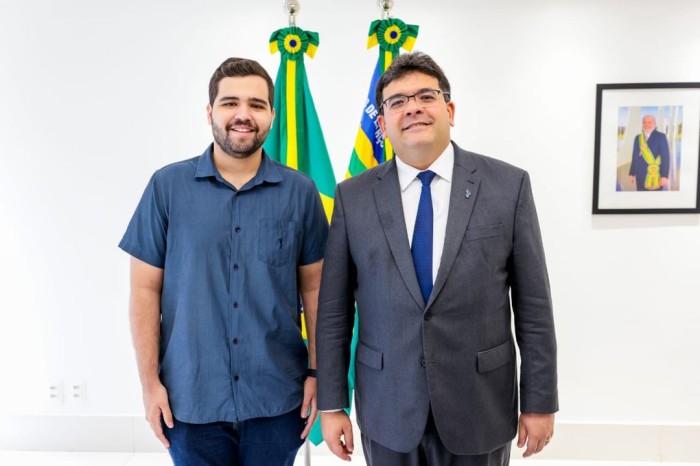 Rafael Fonteles recebe visita do piauiense de 22 anos aprovado em concurso para diplomata