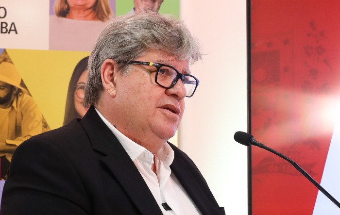 João Azevêdo anuncia reajuste linear acima da inflação, incorpora mais 20% da bolsa desempenho da Segurança e Magistério e impacto na folha de pessoal será de R$ 450 milhões