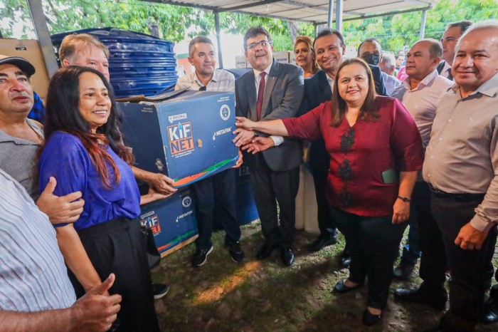 Governador entrega 386 kits de irrigação a agricultores e destaca volume de investimentos na área 