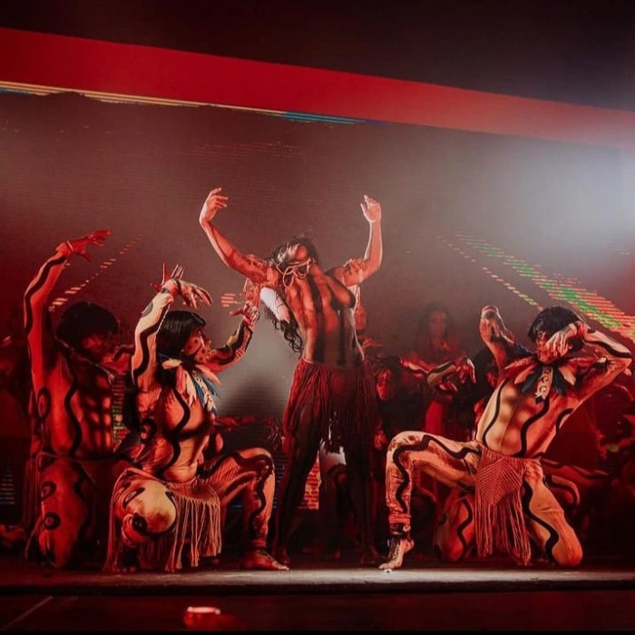 Bailarina do Corpo de Dança do Amazonas se destaca no carnaval carioca representando os povos Yanomami