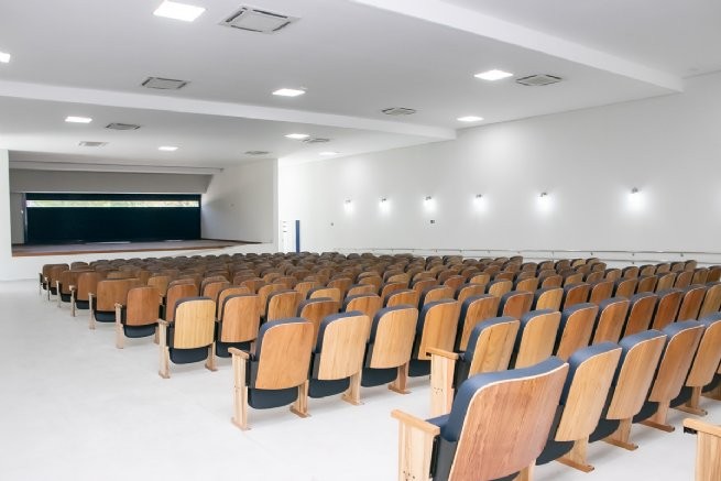 Prefeitura de São Sebastião instala cadeiras e mobiliários no novo auditório da Costa Norte