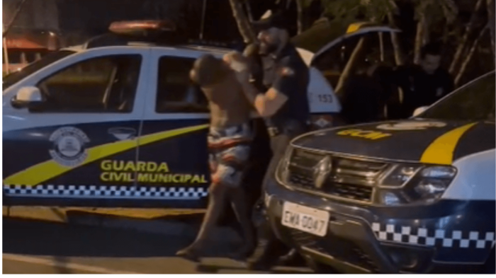 GCM flagra suspeitos de atear fogo em portas de lojas