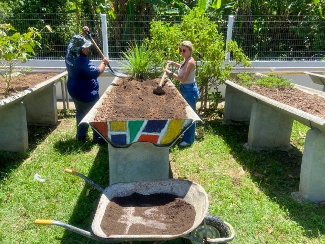 Agentes da Divisão Socioambiental realizam manutenção das hortas do Lar Vicentino e Caps Topolândia