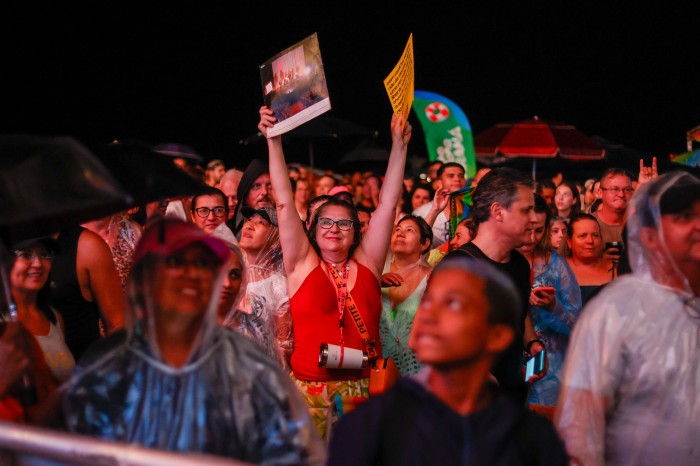 Além das ilhas de hidratação, Estado distribuirá 20 mil copos de água em shows do Litoral