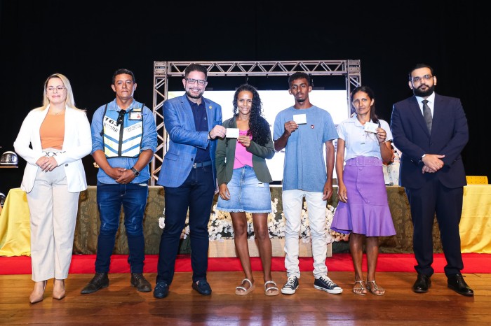 No Juruá, Estado entrega carteira de habilitação a participantes do programa CNH Social, capacetes e firma convênio para construção de rotatória em Cruzeiro do Sul