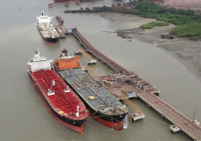 Porto do Itaqui realiza operação simultânea inédita de cinco navios de combustíveis