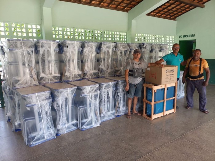 Seduc entrega novos equipamentos e mobiliários para escolas em Oeiras e Teresina